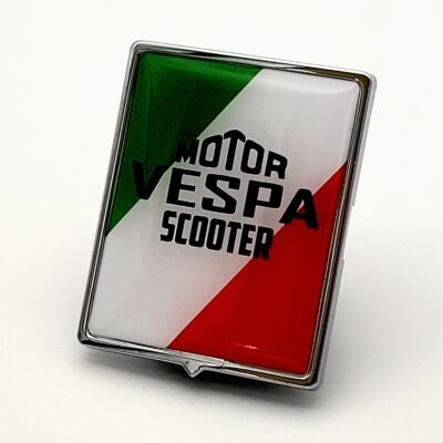 Schimmerndes 3D-Vespa-Piaggio-Emblem mit italienischer Tricolore und schwarzem „Motor Vespa Scooter“-Schriftzug.