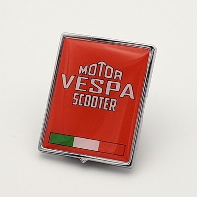 Rotes Vespa-Piaggio-3D-Emblem mit weißem „Motor Vespa Scooter“-Schriftzug und italienischer Flagge.