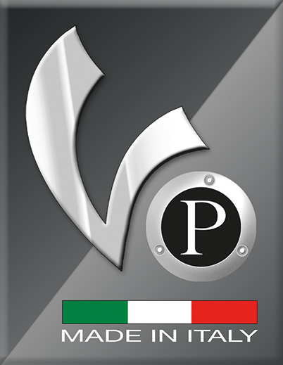 Graues Emblem mit stilisiertem Vespa-V, rundem P-Symbol und dem Schriftzug „Made in Italy“ über einer italienischen Flagge.