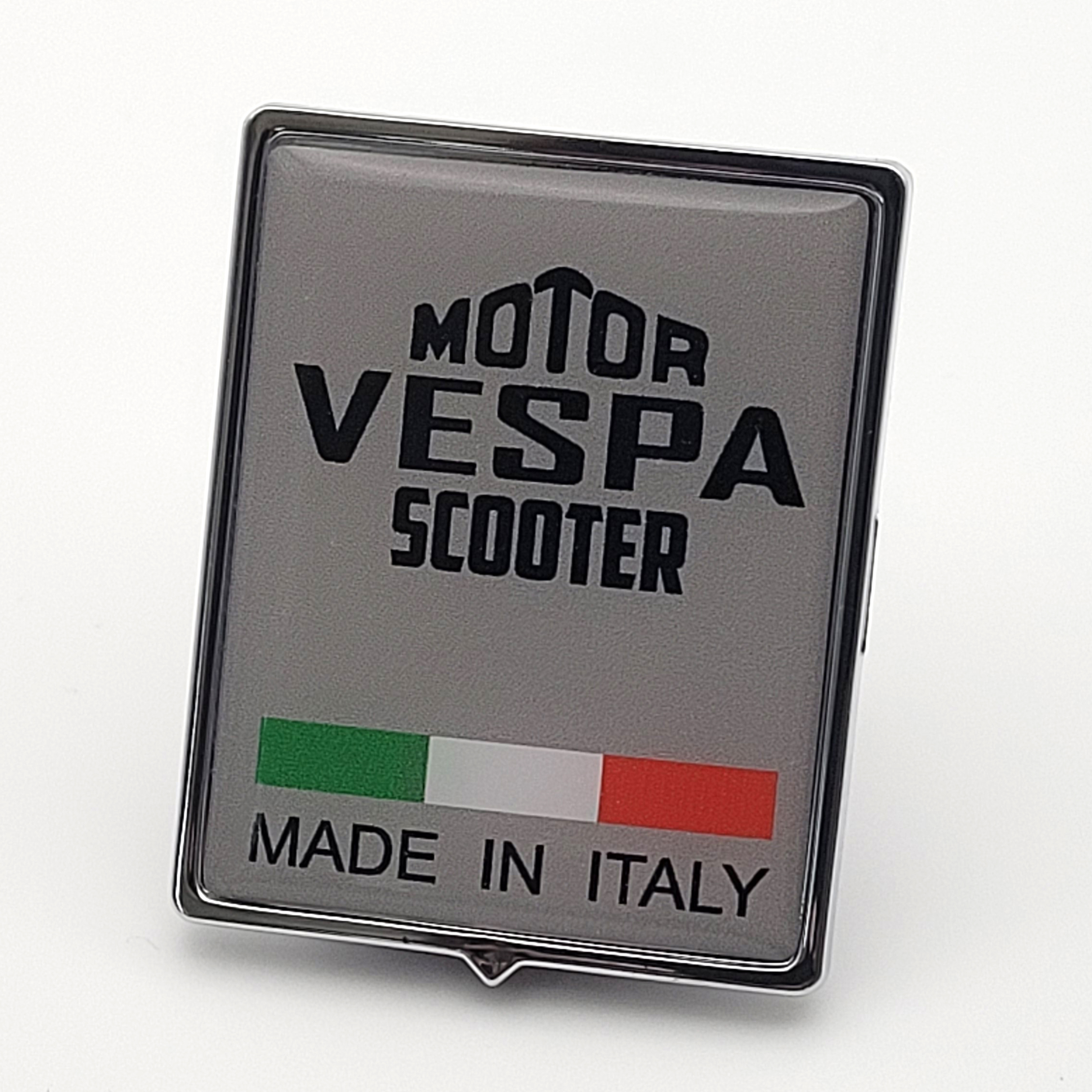 Fotografiertes graues 3D Vespa Motor Scooter Made in Italy Emblem mit schwarzem Schriftzug, Trikolore-Streifen und schwarzem Rand