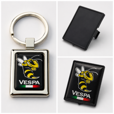 Vespa Schlüsselanhänger und schwarzes Vespa Emblem mit Vorder- und Rückseite in einer Produktcollage