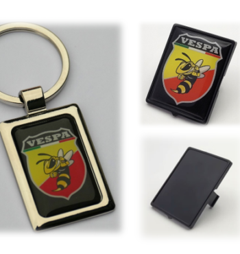 Vespa Emblem Set – Wespe gelb-rot + Halterung schwarz +Schlüsselanhänger