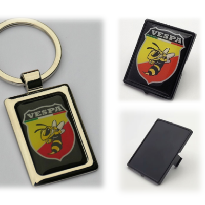 Vespa Emblem Set – Wespe gelb-rot + Halterung schwarz +Schlüsselanhänger