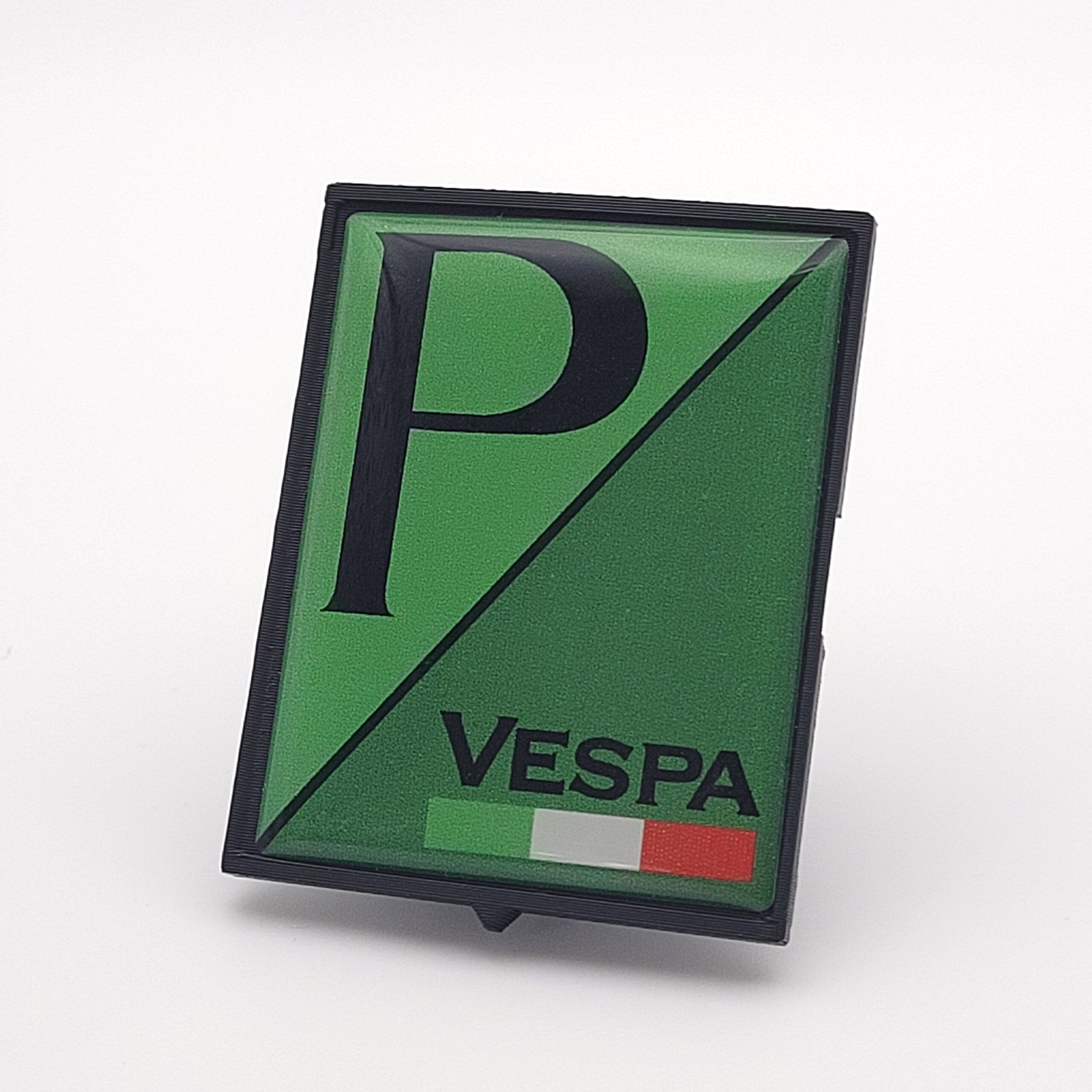 Vespa P Emblem in Grün-Schwarz mit schwarzem P-Schriftzug, diagonaler Trennlinie und italienischer Flagge – VE-750