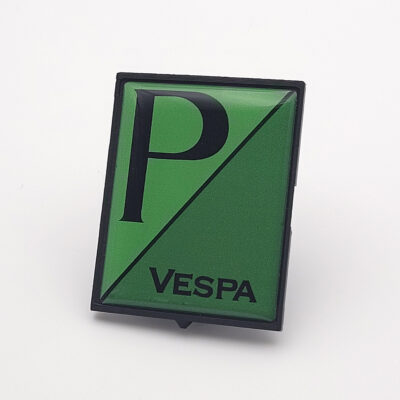 Vespa P Emblem in Grün-Schwarz ohne italienische Flagge mit schwarzem P-Schriftzug, diagonaler Trennlinie und Vespa-Schriftzug – VE-751