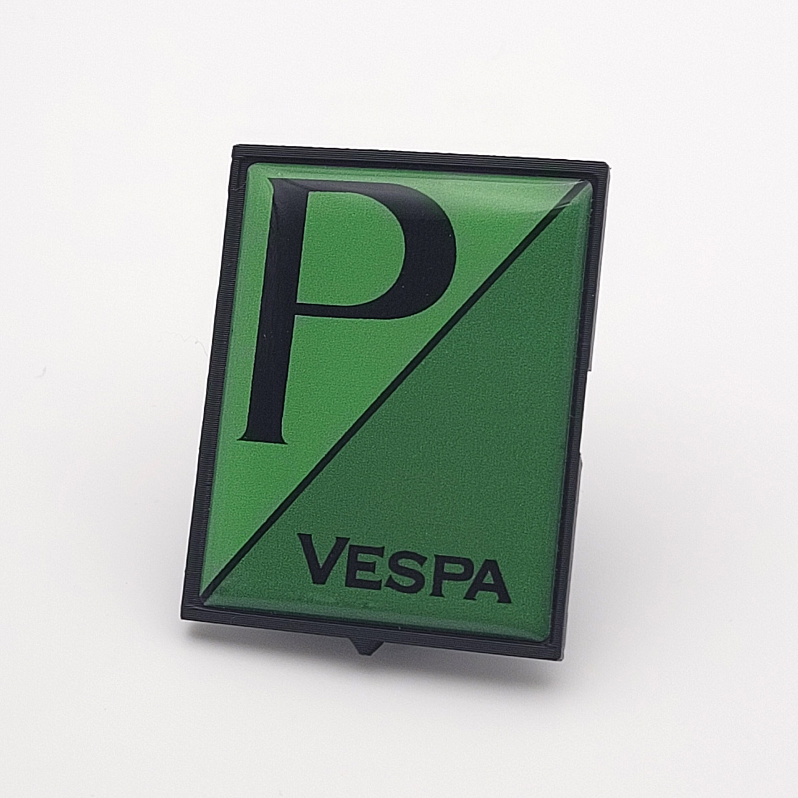 Vespa P Emblem in Grün-Schwarz ohne italienische Flagge mit schwarzem P-Schriftzug, diagonaler Trennlinie und Vespa-Schriftzug – VE-751